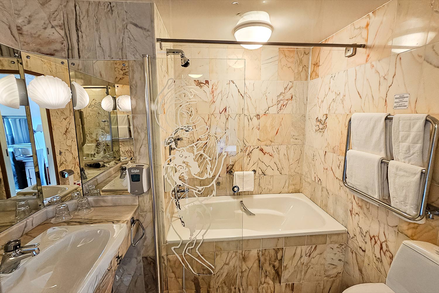 Hotel-Hullu-Poro-double-and-twin-room-bathtub-2024