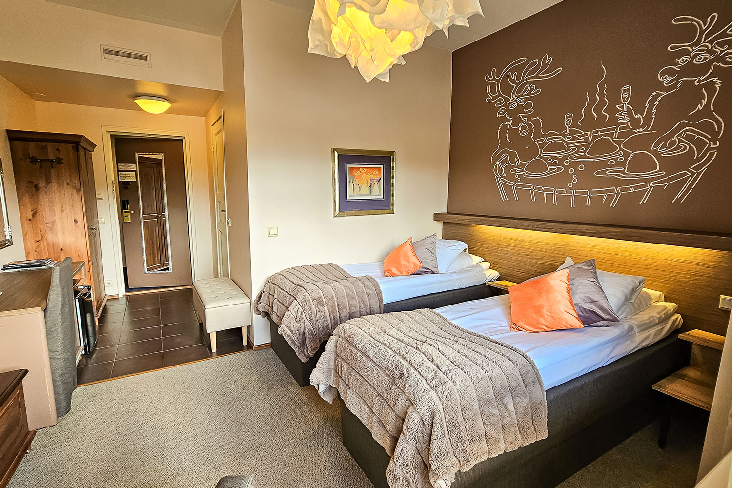 Hotel-Hullu-Poro--twin-room-bathtub-2024